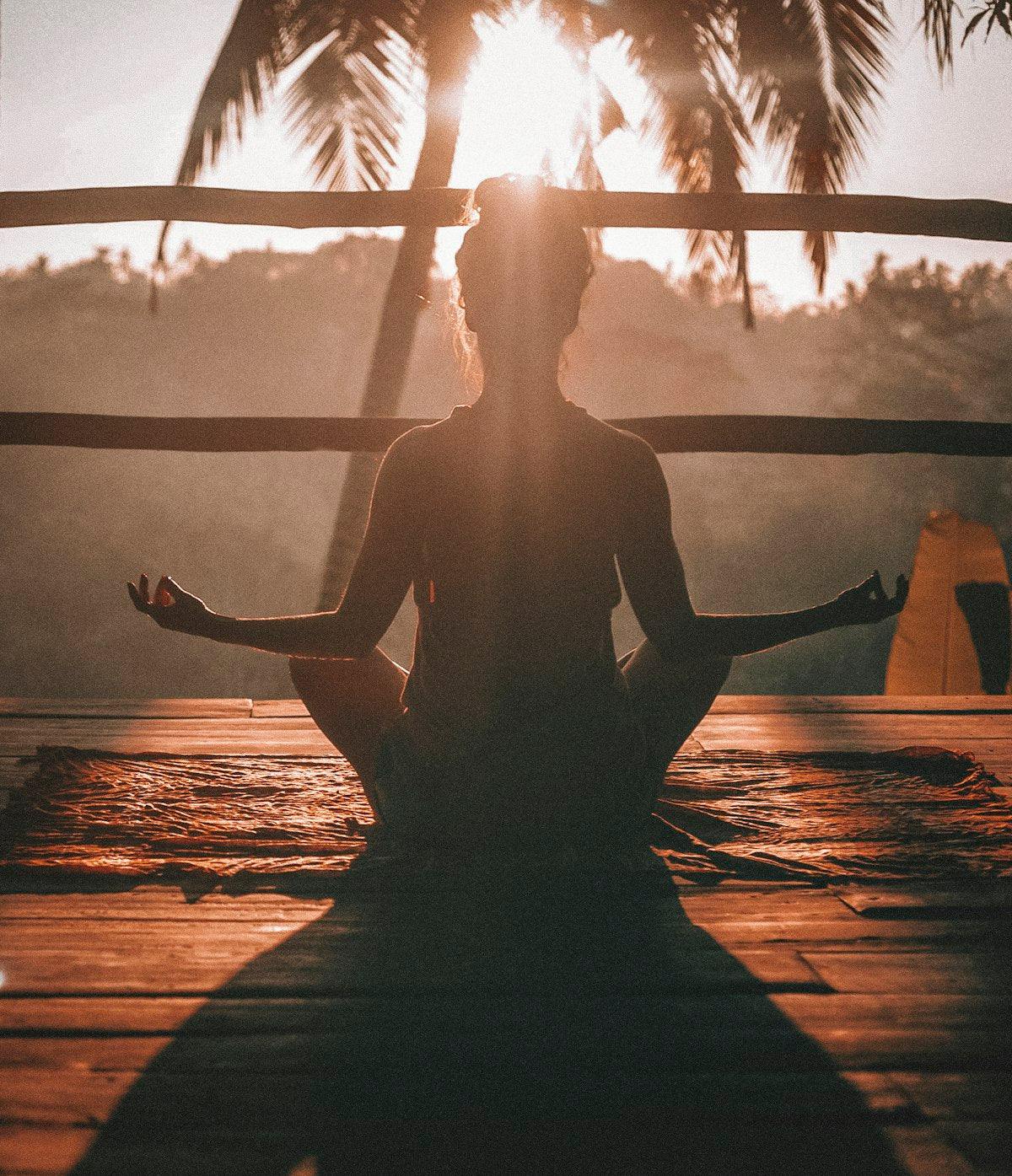 Persona practicando yoga al amanecer, bienestar y salud