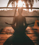 Persona practicando yoga al amanecer, bienestar y salud