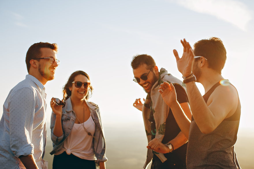 Jóvenes compartiendo y riendo — salud mental y hábitos saludables en la juventud