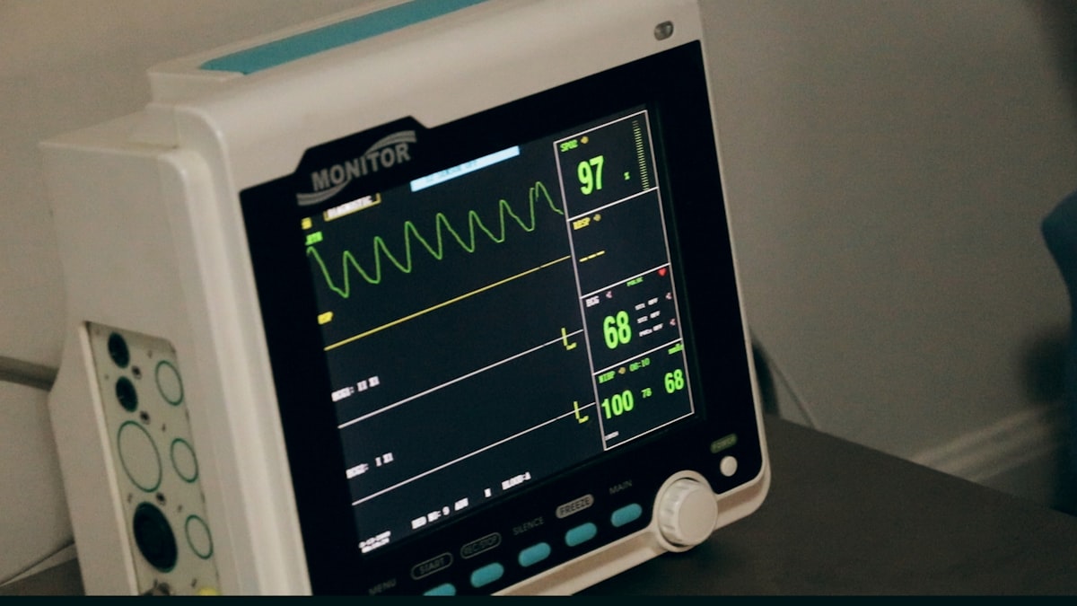 Monitor de signos vitales en una unidad hospitalaria, contexto de atención a la sepsis