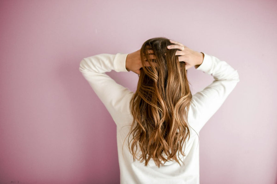 Persona revisando su cabello