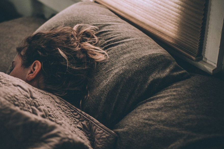 Hombre durmiendo en la cama