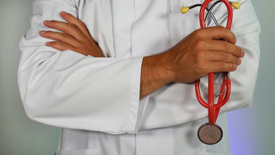 Médico con estetoscopio — detección y tratamiento de la hepatitis