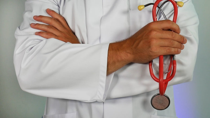 Médico con estetoscopio — detección y tratamiento de la hepatitis