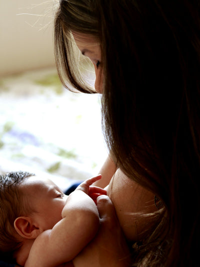 Madre cargando a su bebé — Semana Mundial de la Lactancia Materna
