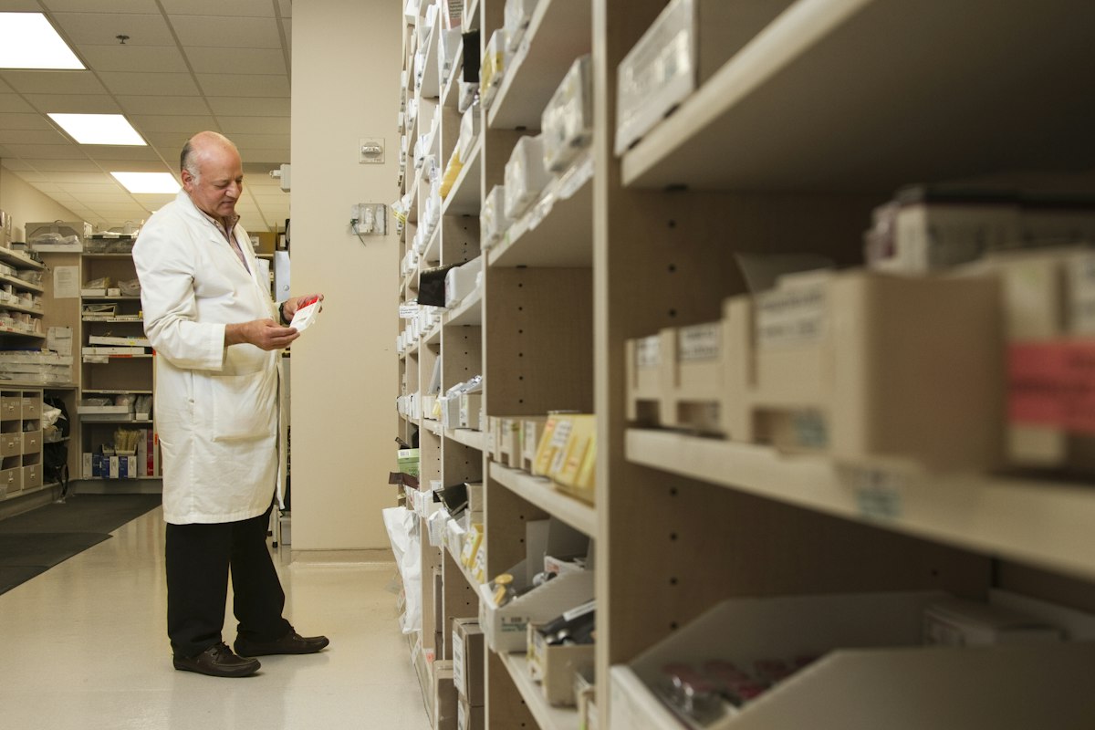 Farmacéutico en un pasillo de droguería