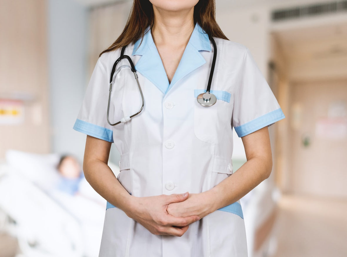Profesional de la salud con estetoscopio, símbolo de la atención segura al paciente