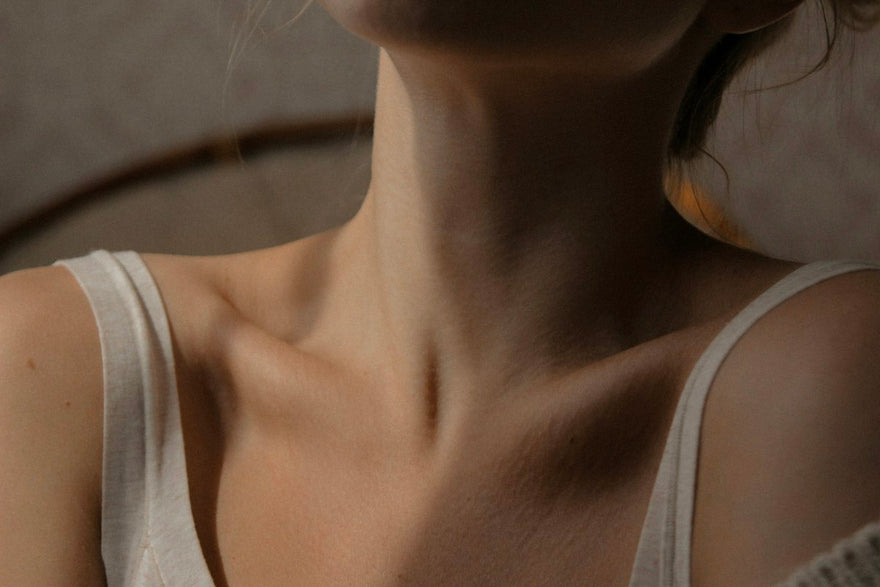 Cuello de una mujer, zona de la tiroides