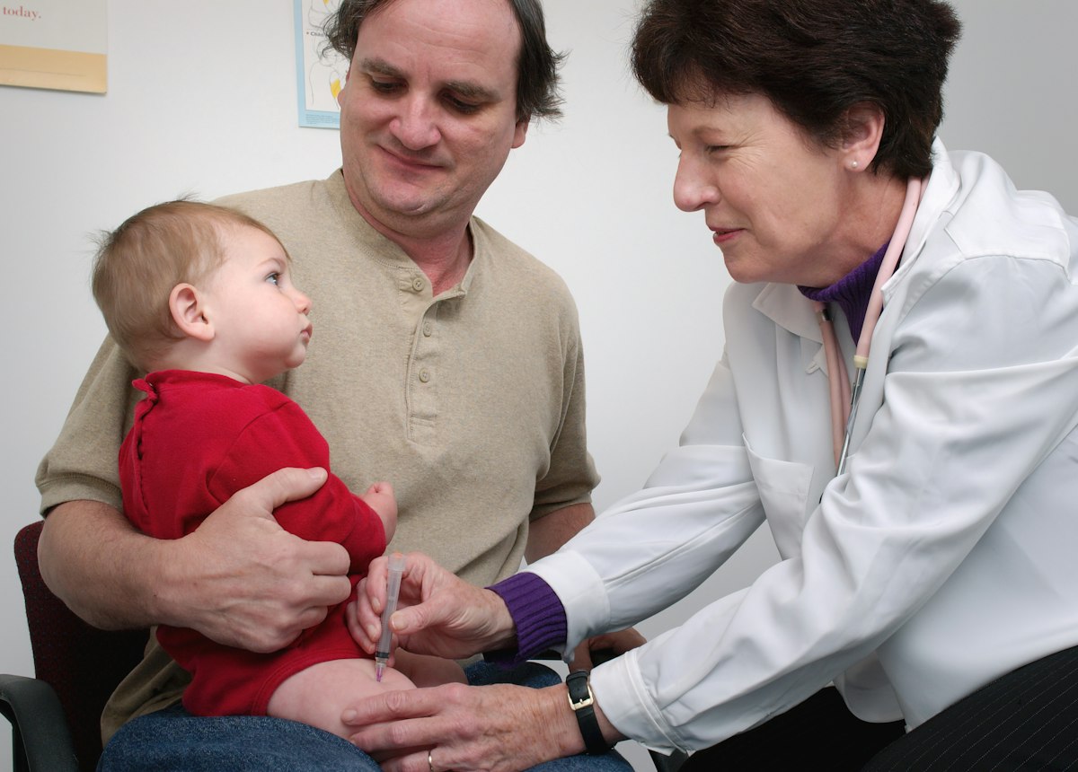 Médica atendiendo a un bebé con su madre