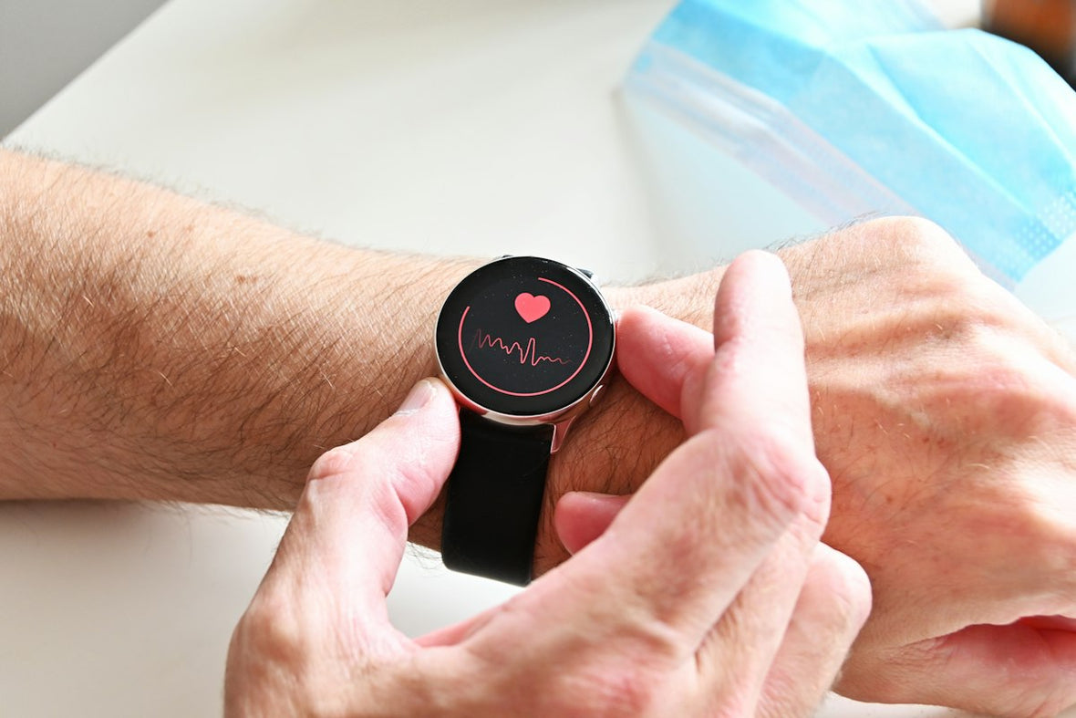 Persona revisando su frecuencia cardíaca en un reloj inteligente