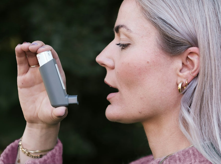 Mujer usando un inhalador para el asma